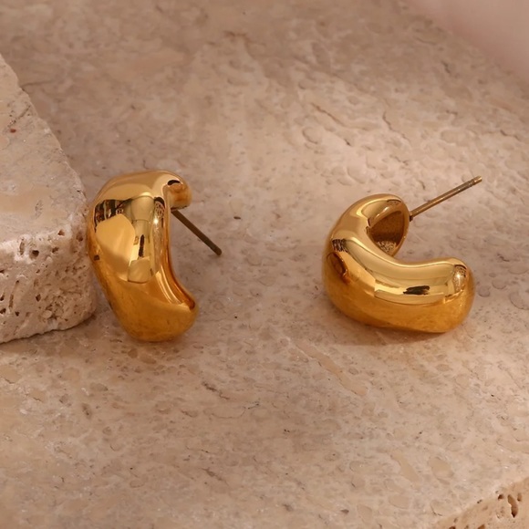 New 18K Gold Hollow Irregular Stud Earrings - Picture 5 of 7